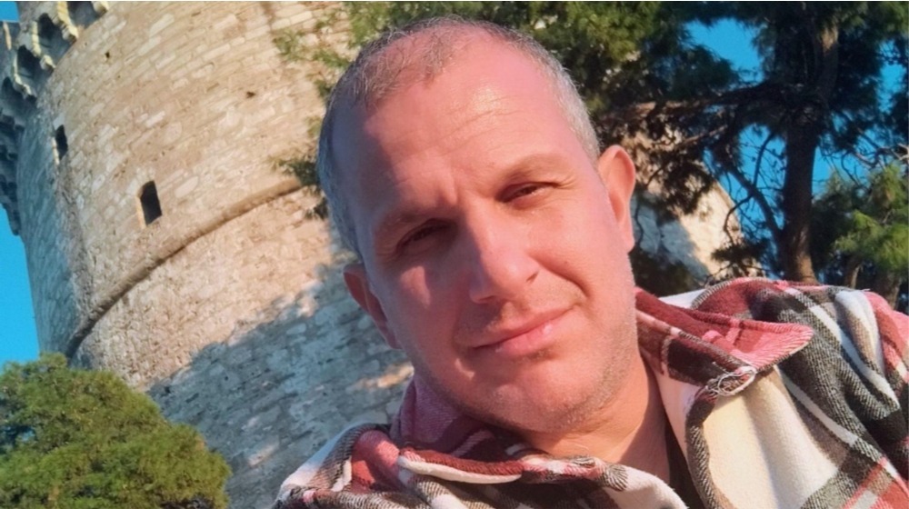 Ο Πέτρος Πέτρου εξομολογείται για πρώτη φορά: «Γεννήθηκα με όραση μόνο στο ένα μάτι» [βίντεο]